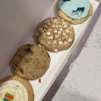 Crumbl - Kendall - Bakeries Near Me - Miami, Florida