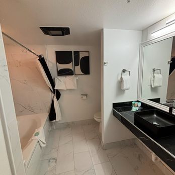 Ascot Suites - Bathroom - Hotels Near Me - Morro Bay, California Ascot Suites - Bathroom - Hotels Near Me - Morro Bay, California