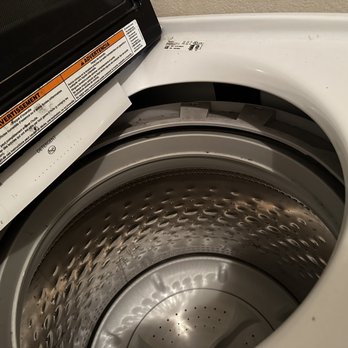 Polancos Movers - Washing machine that is broken. The drum has fallen to the bottom because of it being dropped - Movers Near Me Polancos Movers - Washing machine that is broken. The drum has fallen to the bottom because of it being dropped - Movers Near Me
