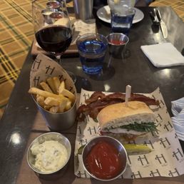 Chicken sandwich and French onion soup Chicken sandwich and French onion soup