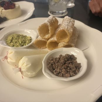 Cipresso - Cannolis - Italian Near Me - Hollywood, Florida