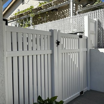 Apache Fence - BACK FENCE WITH GATE ACCESS- PRIVACY SCREEN TO HIDE STORAGE SHEDS, AC, AND POOL EQUIPMENT - Fences & Gates Near Me