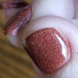 Protective shiny top coat is not even and not applied across the whole nail and therefore it is not protecting the dip color. Protective shiny top coat is not even and not applied across the whole nail and therefore it is not protecting the dip color.