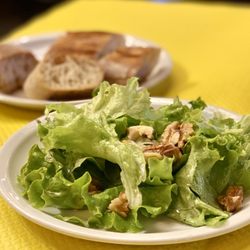 L'Entrecôte - A simple salade with walnuts and cashews