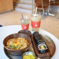 Nomnom Seoul - Dumpling Ramyun (CAD $13), Pork Belly Kimbap (CAD $12), Vietnam Latte (CAD $7), Apple Mojito (CAD $7)