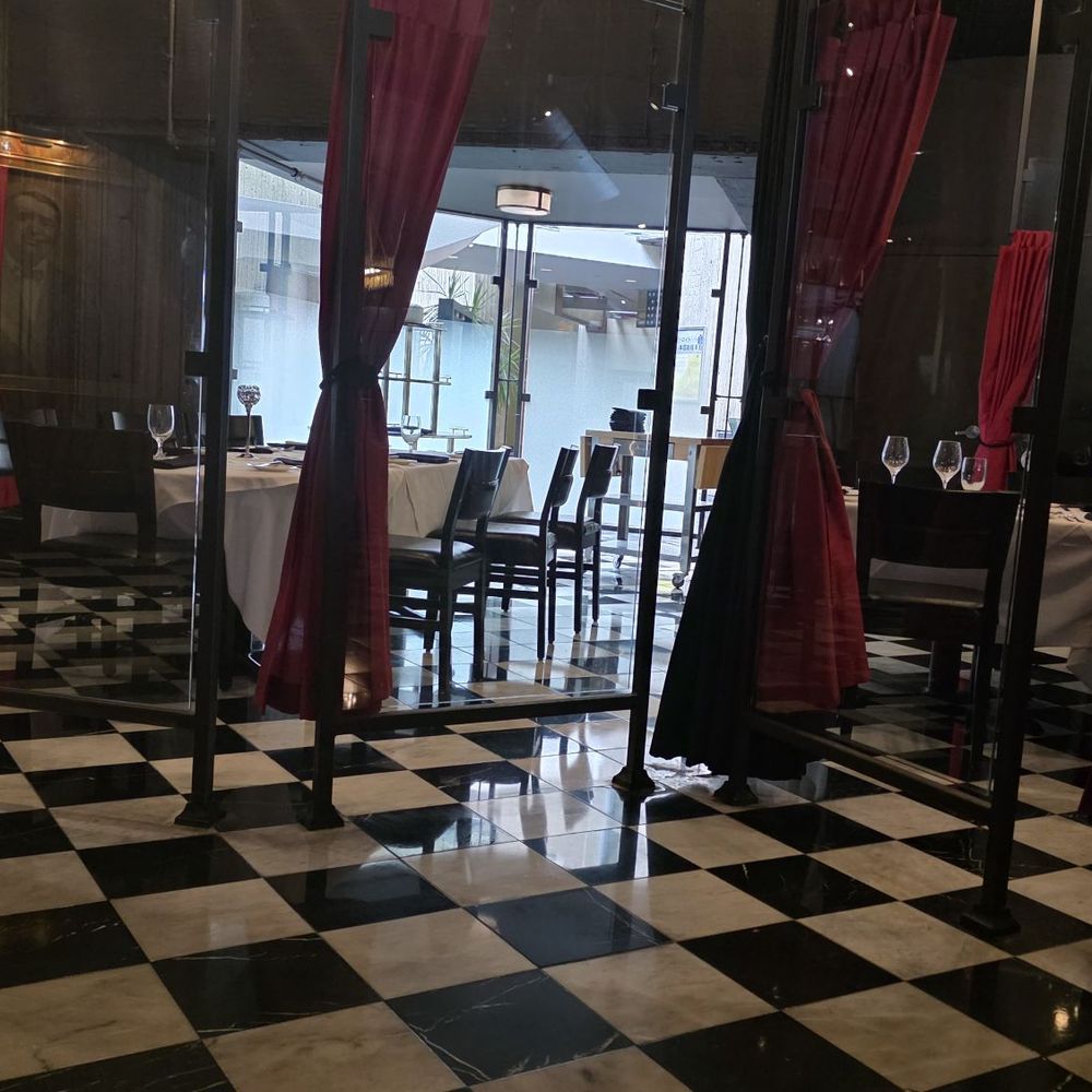 Joe Muer Seafood - Entryway with a cool, chefs table - Seafood Near Me - Detroit, Michigan Joe Muer Seafood - Entryway with a cool, chefs table - Seafood Near Me - Detroit, Michigan