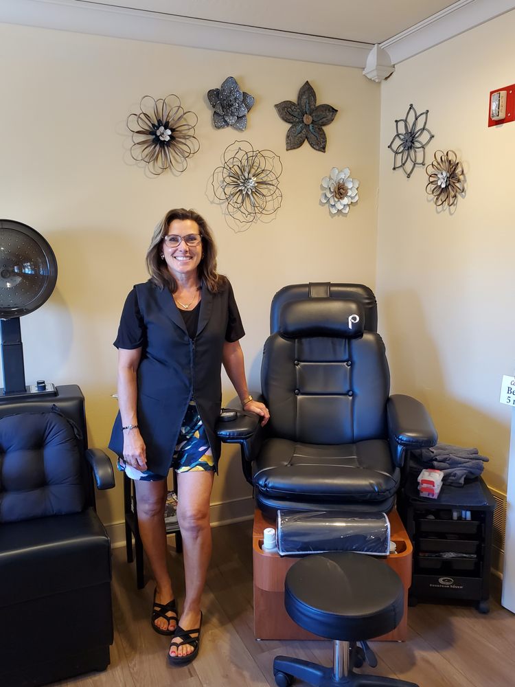 CONNIE‘S SALON AT STONE HARBOR 107 N 1st Ave, Sturgeon Bay, Wisconsin