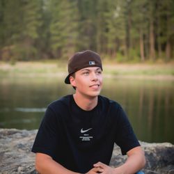 High school senior photo session in North Idaho.
Senior portrait.