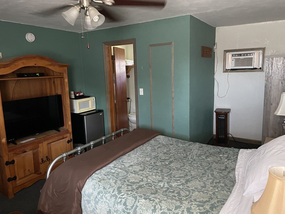 EVERGREEN MOTEL Updated September 2024 110 NW 4th St, Plainville