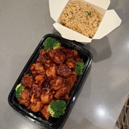 I ordered the Cp4. General Tso's Flavored 佐棕 and Fried Rice. It was very delicious! Has the perfect amount of spice. 10/10 recommend!