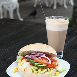 Svarta Katten - Vegetarisk semla (åländsk smörgås) och latte