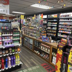 Delavan Liquor & Smoke