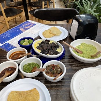 El Califa - Queso fundido con champiñones, guacamole y salsas - Tacos Near Me - Ciudad de México, DIF El Califa - Queso fundido con champiñones, guacamole y salsas - Tacos Near Me - Ciudad de México, DIF