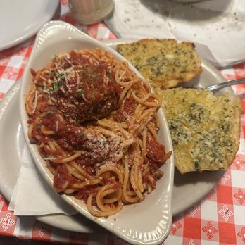 Gianni's Pizza - Spaghetti with meatball and garlic bread - Italian Near Me - Monterey, California