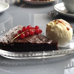 Café am Markt - Schokoladentarte mit Vanilleeis, roten Johannisbeeren und Karamellsirup (07.2025)