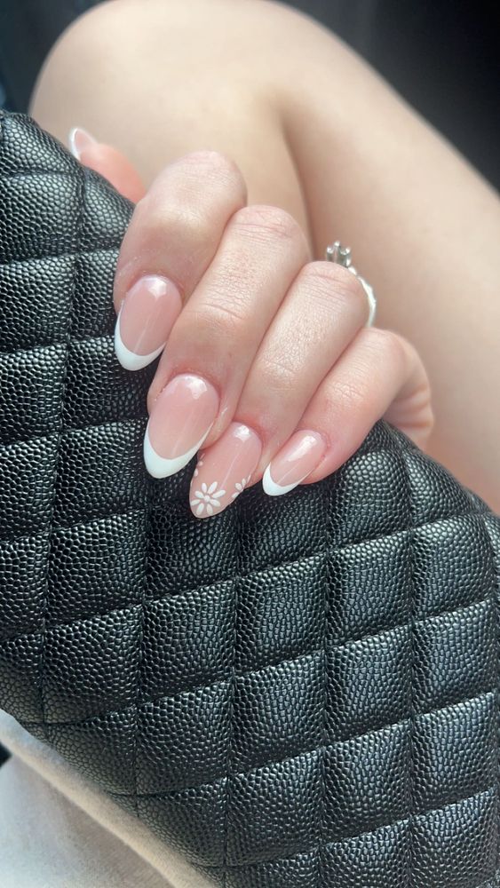 Magic Nails Logo