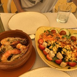 Pateo - Garlic butter shrimp and vegetarian salad