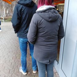 Bäckerei Wildschütz - Warteschlange mit Kunden...