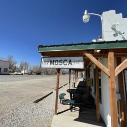 Mosca Pit-Stop - Small outside seating area