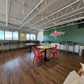 St Elmo’s - a restaurant with tables and chairs - Coffee & Tea Near Me - Alexandria, Virginia