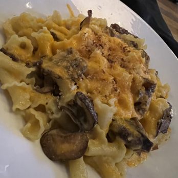 Yard House - Mac & Cheese - New American Near Me - New York, New York Yard House - Mac & Cheese - New American Near Me - New York, New York