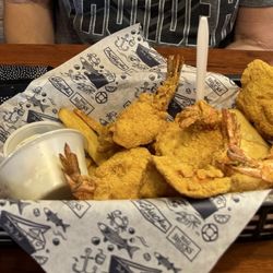 Aw Shucks Oyster Bar - Fried Shrimp Basket (6)