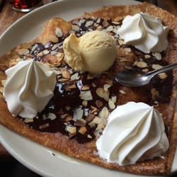Crêpe chocolat maison, banane, chantilly, amandes effilées, et glace à la vanille !