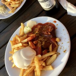 Lecker Essen und Trinken - Curryfrikadelle, Pommes, Mayonnaise.