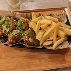 Kenny's - Karage mit Pommes
