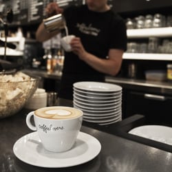 Coffeelovers - Barista Joep vertoont zijn kunsten bij Coffeelovers Van Piere