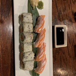 Wild Ginger - Spicy salmon with avocado. Salmon belly sushi.