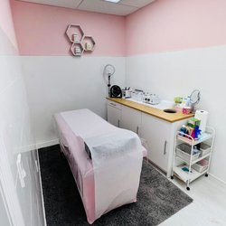 Sugaring Brazilian Wax - Clean, sanitized and safe space.