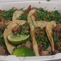 Tacos de Pollo y Suadero...Muy riquisimos pero son tacos muy chicos hechas con las tortillas chiquitas...se miran grandes pero no son! Tacos de Pollo y Suadero...Muy riquisimos pero son tacos muy chicos hechas con las tortillas chiquitas...se miran grandes pero no son!