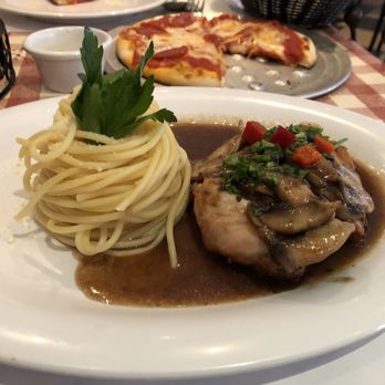 Guissepis - Delicious chicken Marsala with spaghetti. The dinners come with yummy vegetable pasta soup, salad and bread. - Italian Near Me - Tijuana, BCN Guissepis - Delicious chicken Marsala with spaghetti. The dinners come with yummy vegetable pasta soup, salad and bread. - Italian Near Me - Tijuana, BCN