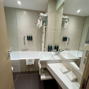 Hilton Garden Inn - Bathroom in our room - Hotels Near Me - Mestre, VE