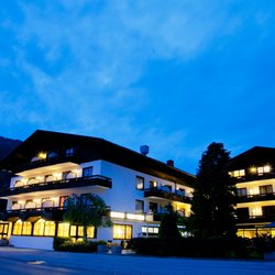 All Inclusive Hotel Zanker - Hotelansicht bei Abenddämmerung