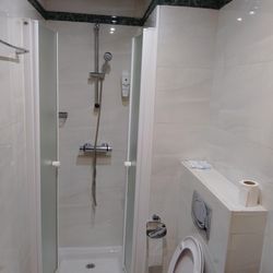 Villa de Barajas - Above average bathroom.