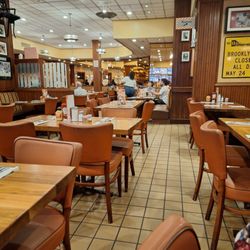 Junior's Restaurant - Junior's inside dining (front)