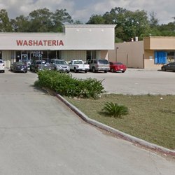 Imperial Washateria - Clean parking lot.