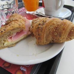 B.A.G.G.A. - Ham and cheese croissant