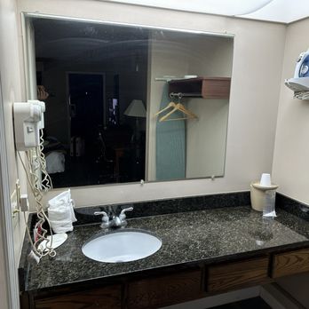Baymont by Wyndham Eufaula - Filthy mirror - Hotels Near Me - Eufaula, Alabama Baymont by Wyndham Eufaula - Filthy mirror - Hotels Near Me - Eufaula, Alabama