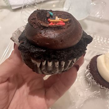 Billy's Bakery - Classic Chocolate Cupcake (12) - Bakeries Near Me - New York, New York Billy's Bakery - Classic Chocolate Cupcake (12) - Bakeries Near Me - New York, New York
