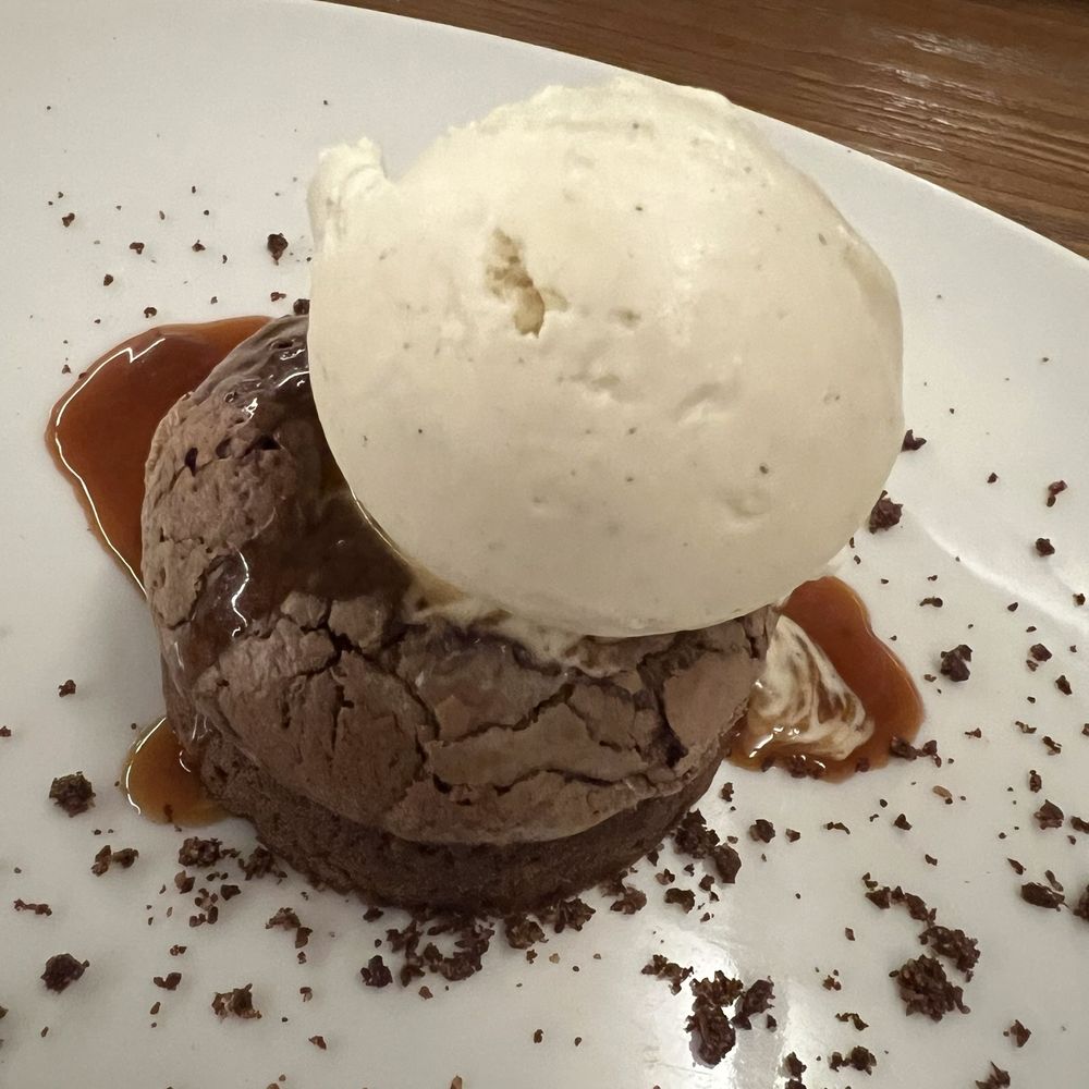 Vic Braseria - Chocolate Fantasy - had a similar taste to a brownie but kind of like a soufflé. Just delicious - Brasseries Near Me - Barcelona, B Vic Braseria - Chocolate Fantasy - had a similar taste to a brownie but kind of like a soufflé. Just delicious - Brasseries Near Me - Barcelona, B