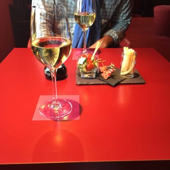L'Institut - Waiting for dinner at the attached hotel bar. So far so good. - French Near Me - Lyon, 69 L'Institut - Waiting for dinner at the attached hotel bar. So far so good. - French Near Me - Lyon, 69