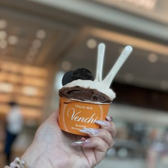 Venchi - 75% Chocoviar Crunchy Grains and hazelnut - Gelato Near Me - Santa Clara, California Venchi - 75% Chocoviar Crunchy Grains and hazelnut - Gelato Near Me - Santa Clara, California