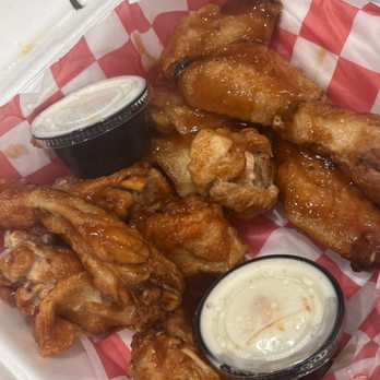Isola Pizzeria and Bar - Wings (barbalo & jalapeno mango) - Pizza Near Me - Hatteras, North Carolina Isola Pizzeria and Bar - Wings (barbalo & jalapeno mango) - Pizza Near Me - Hatteras, North Carolina