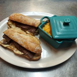 Marquise Dunedin - French cheese steak with Mac & Cheese "au gratin"
