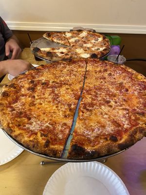 Zee's Pizzeria by null