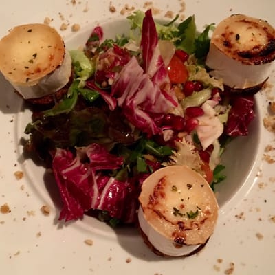 Photo of Na Kopci - Prague, PR, CZ. SALÁT S GRATINOVANÝM KOZÍM SÝREM, PERNÍKEM A POMERANČOVÝM DRESINKEM.