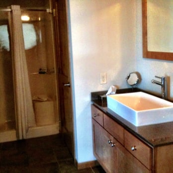 Beacon Pointe Resort - Vanity and shower. - Hotels Near Me - Duluth, Minnesota Beacon Pointe Resort - Vanity and shower. - Hotels Near Me - Duluth, Minnesota
